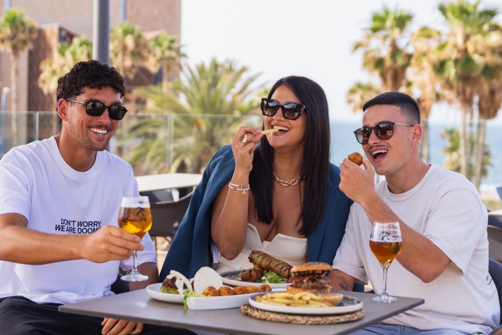 brunch-entrantes-poke-ensalada-papas-cerveza-amigos-vital-restaurante-las-palmas-cclasarenas-gc-terraza